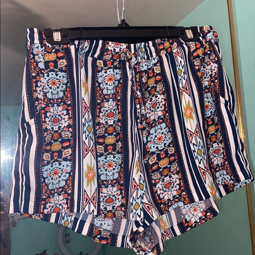 Trail type print shorts